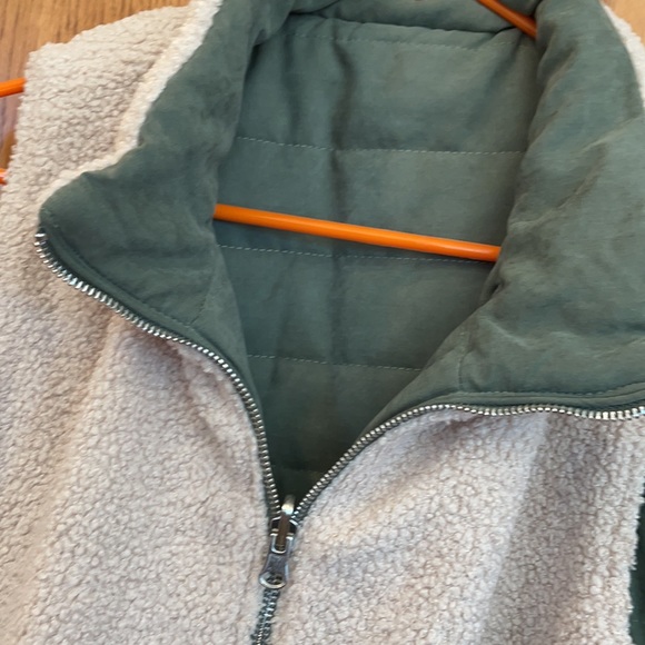 Reversible vest - Picture 3 of 3